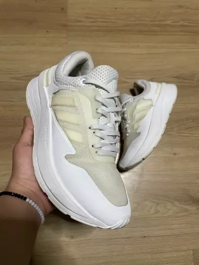 Zapatillas deportivas blancas Adidas en buen estado - miniatura 1
