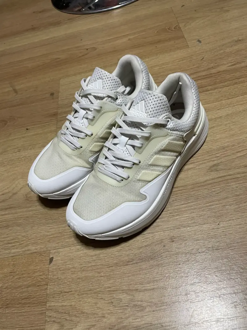 Zapatillas deportivas blancas Adidas en buen estado - 2