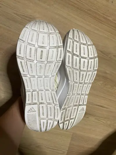 Zapatillas deportivas blancas Adidas en buen estado - miniatura 4
