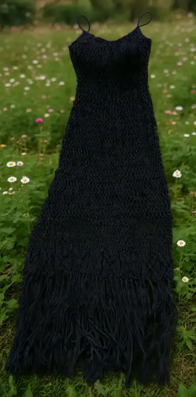Vestido fino de Hilo negro con flecos exclusivo - miniatura 3