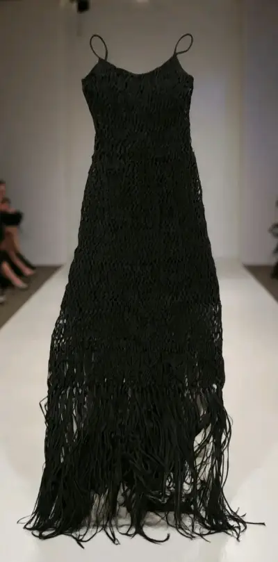 Vestido fino de Hilo negro con flecos exclusivo - miniatura 4