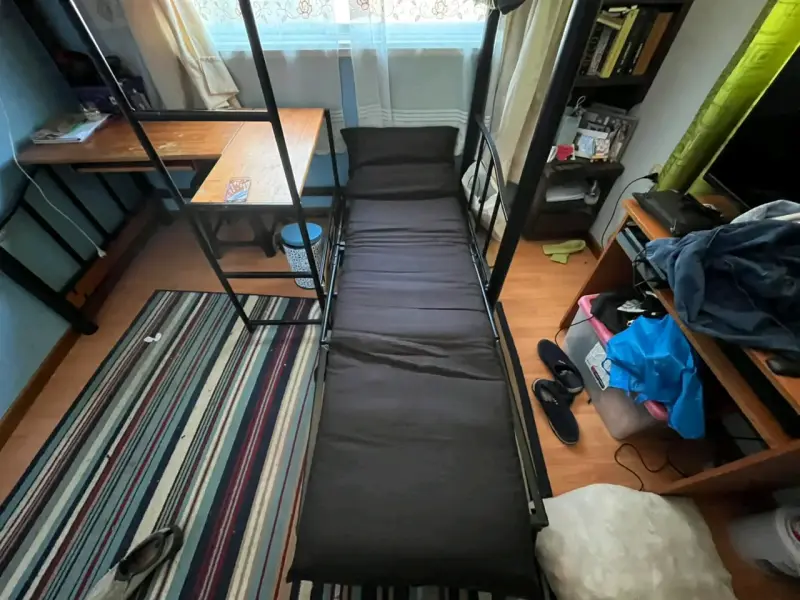 Cama alta con escritorio y silla integrada - 3