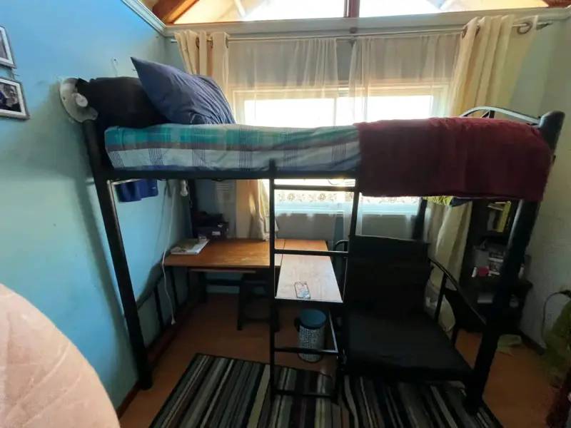 Cama alta con escritorio y silla integrada - 4