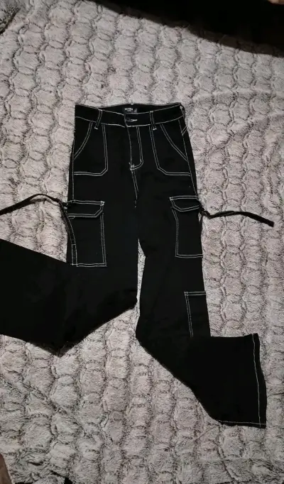 Pantalones cargo negros con costuras blancas - miniatura 1