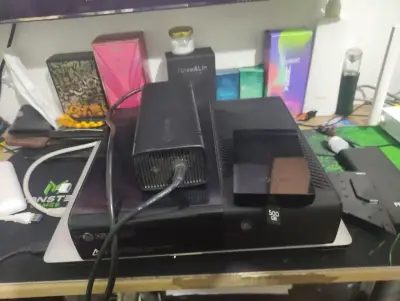 Consola Xbox 360 500GB con fuente de poder - miniatura 1