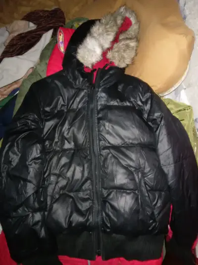 Chaqueta reversible negra y roja con capucha de pi - miniatura 1