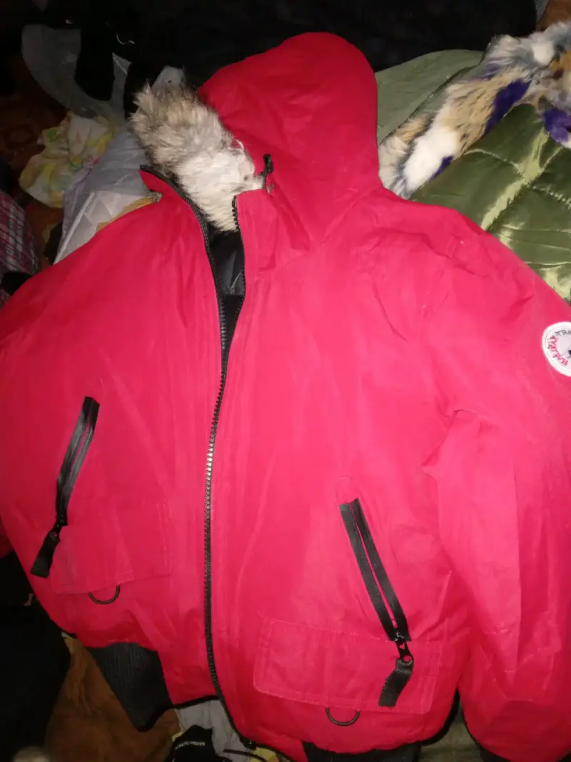 Chaqueta reversible negra y roja con capucha de pi - 2