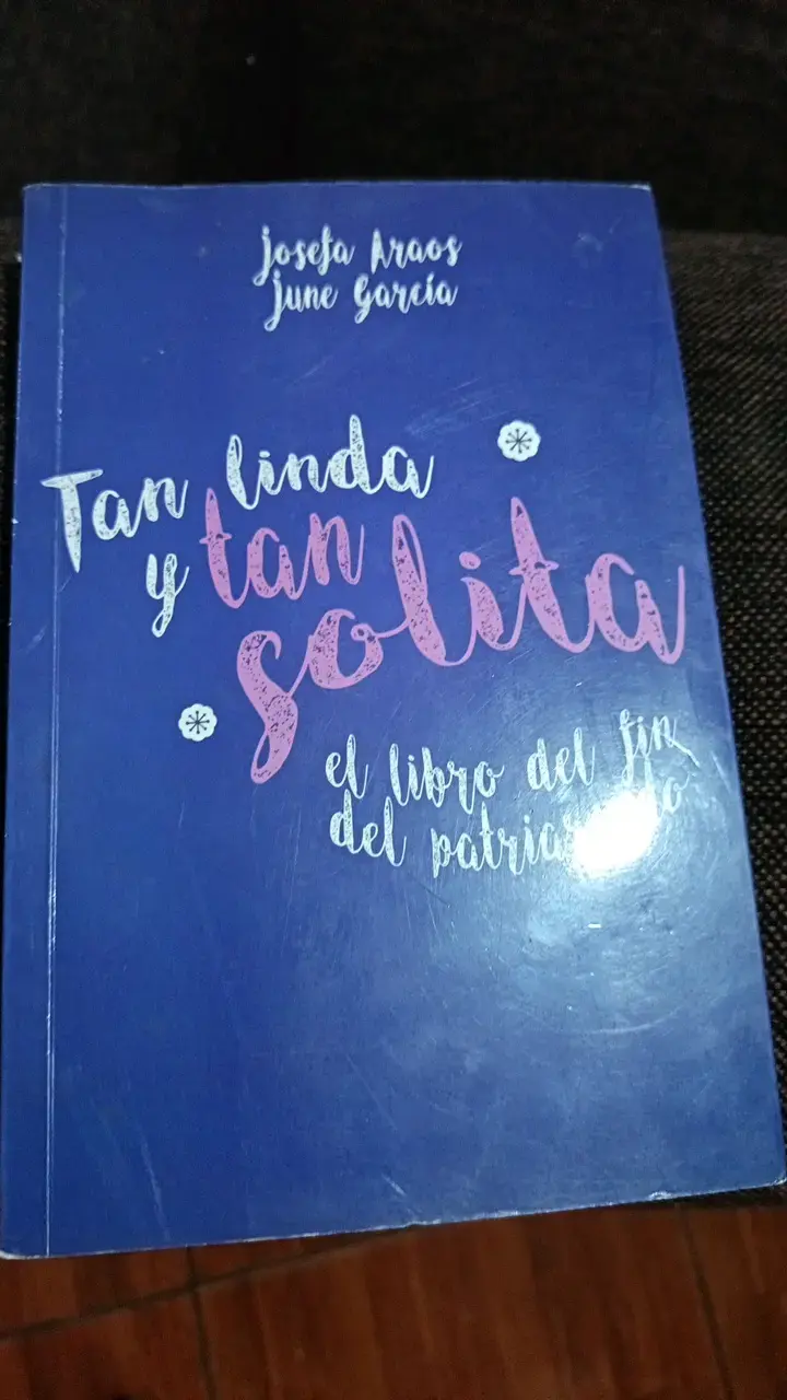 Libro 'Tan Linda y Tan Solita' de Josefa Araos y June García - 1