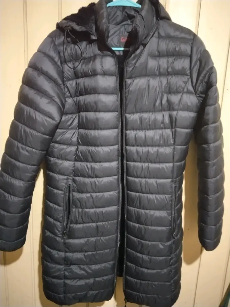 Abrigo largo acolchado negro para invierno