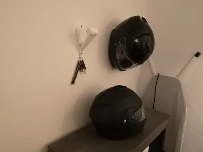 Soporte de Pared para Casco de Moto - miniatura 1
