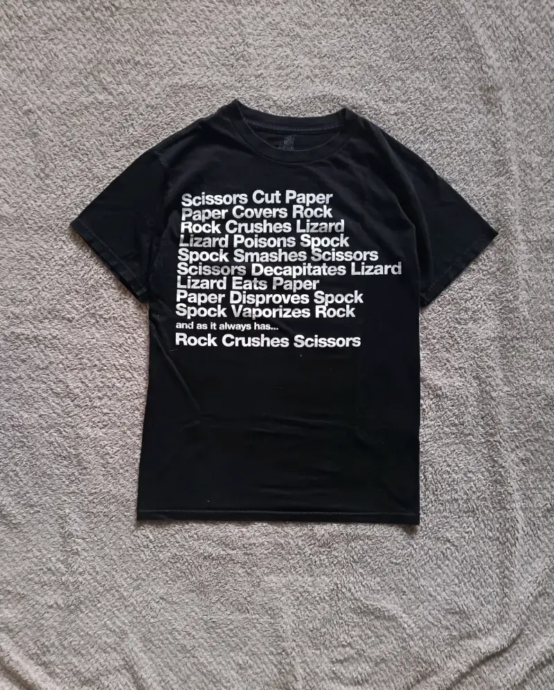 Polera negra de the big bang theory
