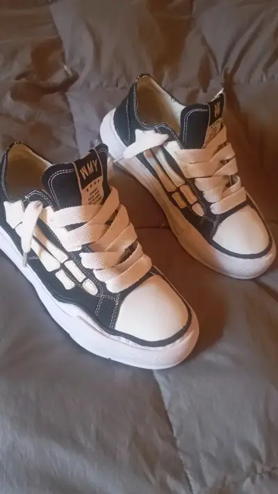 Zapatillas deportivas blancas y negras para hombre - miniatura 1