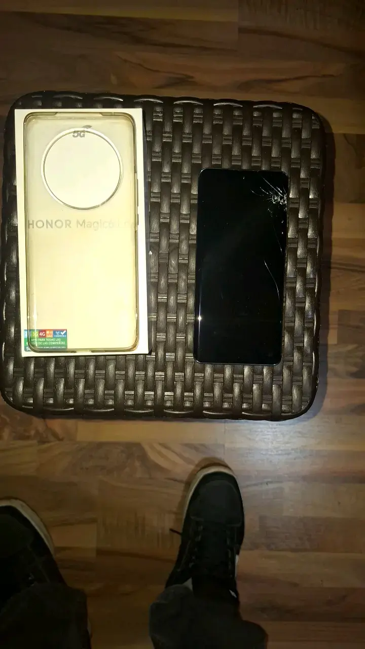 Smartphone Honor Magic6 Lite con pantalla rota