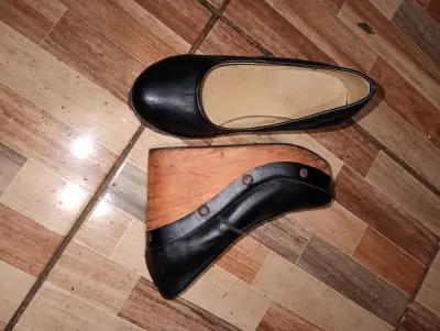 Zuecos de cuero negro con plataforma de madera - miniatura 1