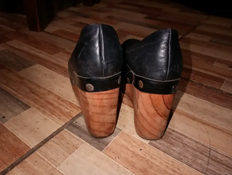 Zuecos de cuero negro con plataforma de madera - 2