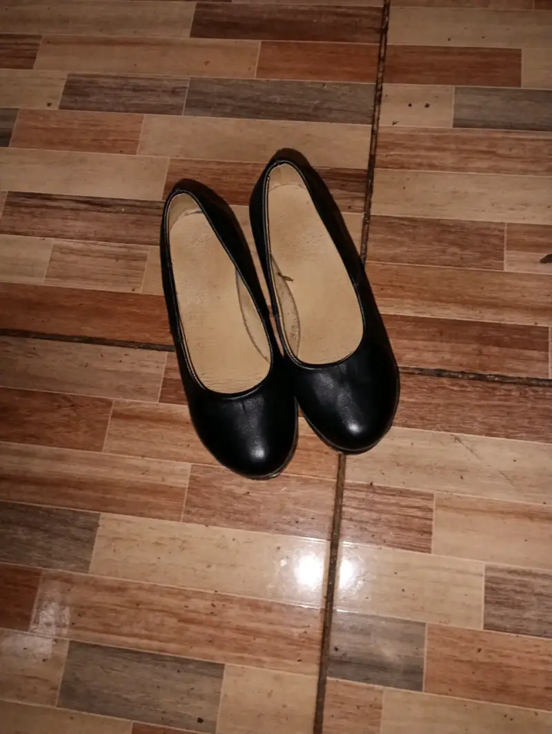 Zuecos de cuero negro con plataforma de madera - 3