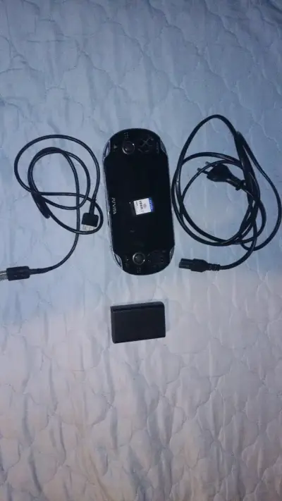 PS vita fat oled desbloqueada con cartucho fifa 15 - miniatura 1