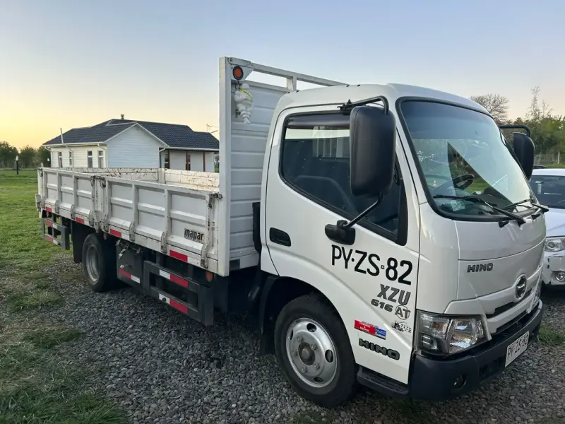 Camión Hino 300 XZU 616AT en buen estado - 4