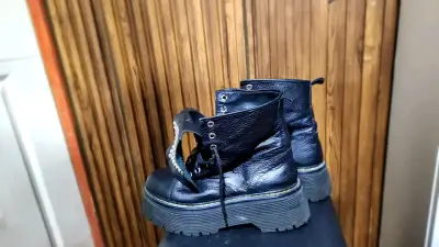 Botas negras con plataforma y tachuelas - miniatura 1