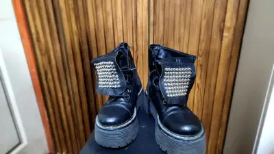 Botas negras con plataforma y tachuelas - miniatura 2