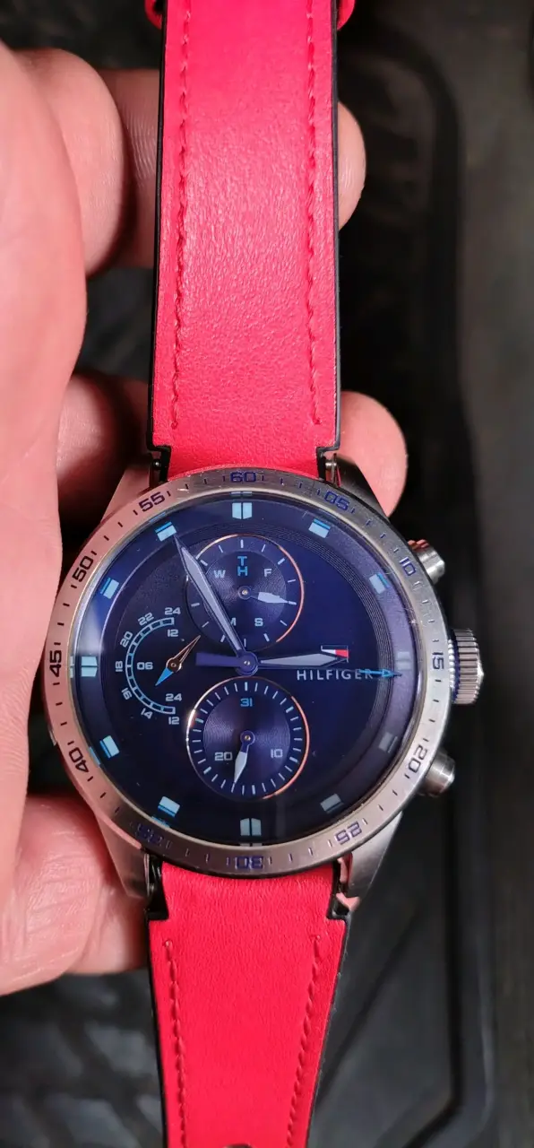 Reloj Tommy Hilfiger con correa roja - 1
