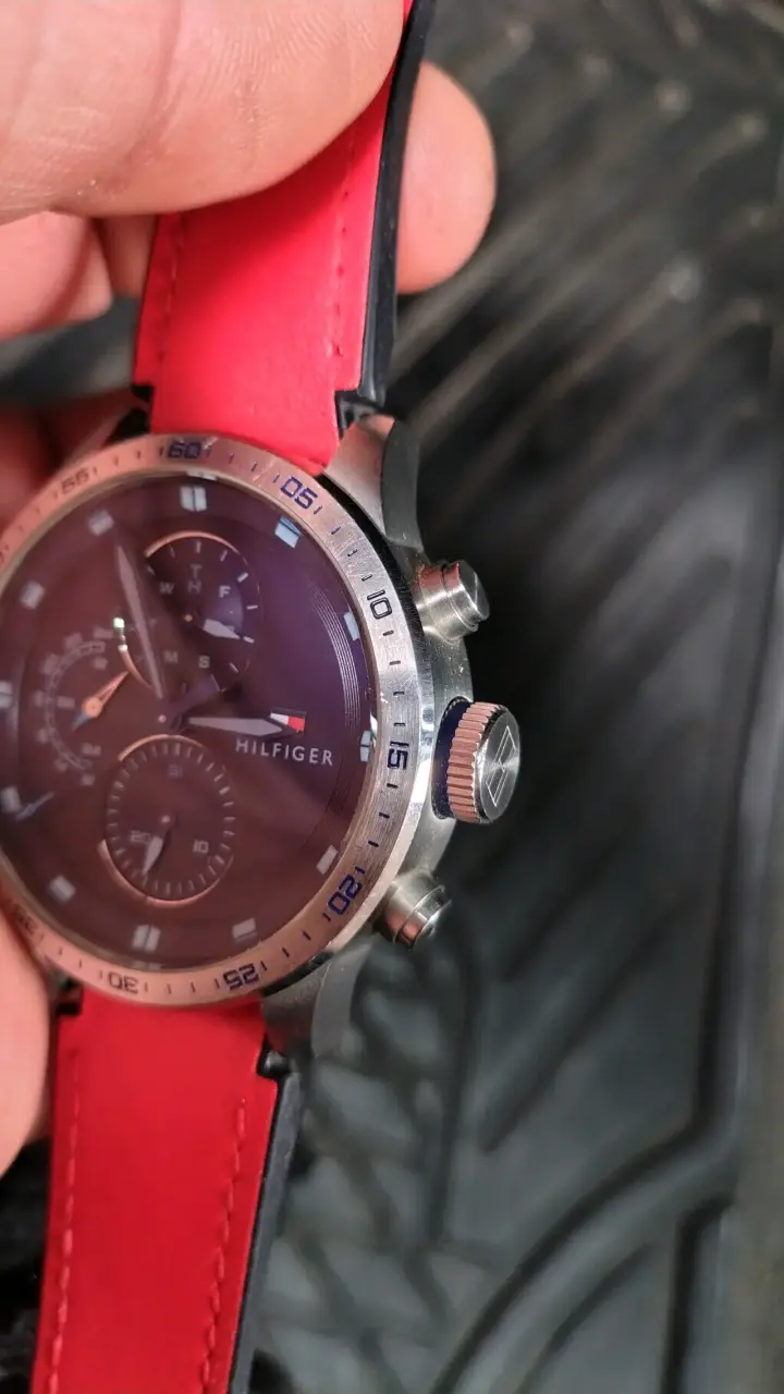 Reloj Tommy Hilfiger con correa roja - 3