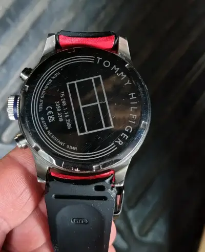 Reloj Tommy Hilfiger con correa roja - miniatura 4