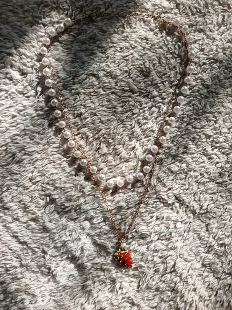 Collar perlado con dije de frutillaz - 1