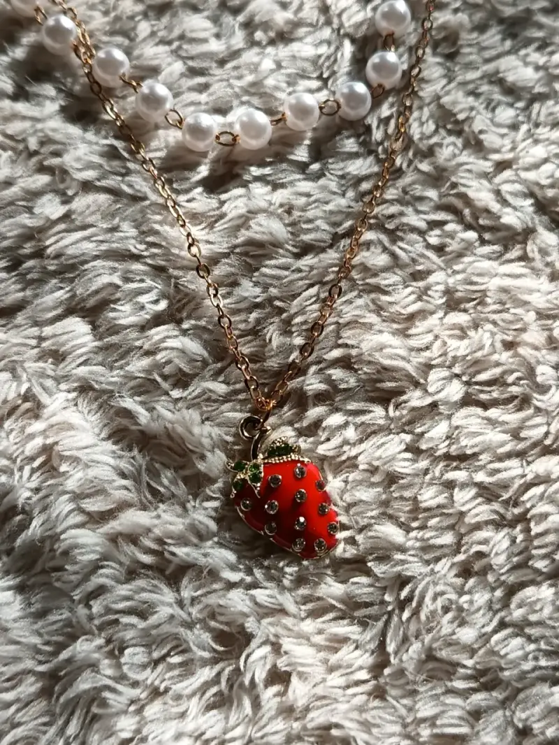 Collar perlado con dije de frutillaz - 2