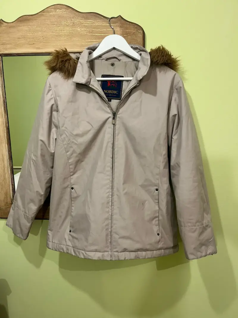 Chaqueta beige con capucha de piel sintética - 1