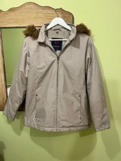 Chaqueta beige con capucha de piel sintética - miniatura 1