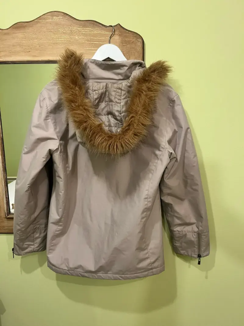 Chaqueta beige con capucha de piel sintética - 2