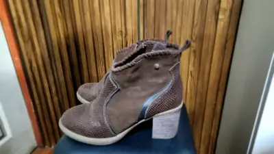 Botines de ecocuero marrón con tacón medio - miniatura 1