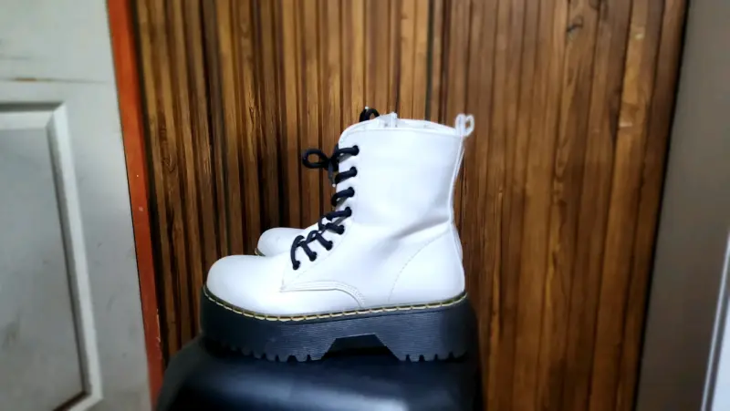 Botas blancas de plataforma con cordones - 1