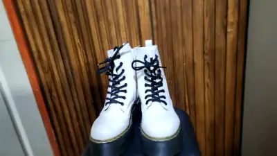Botas blancas de plataforma con cordones - miniatura 2