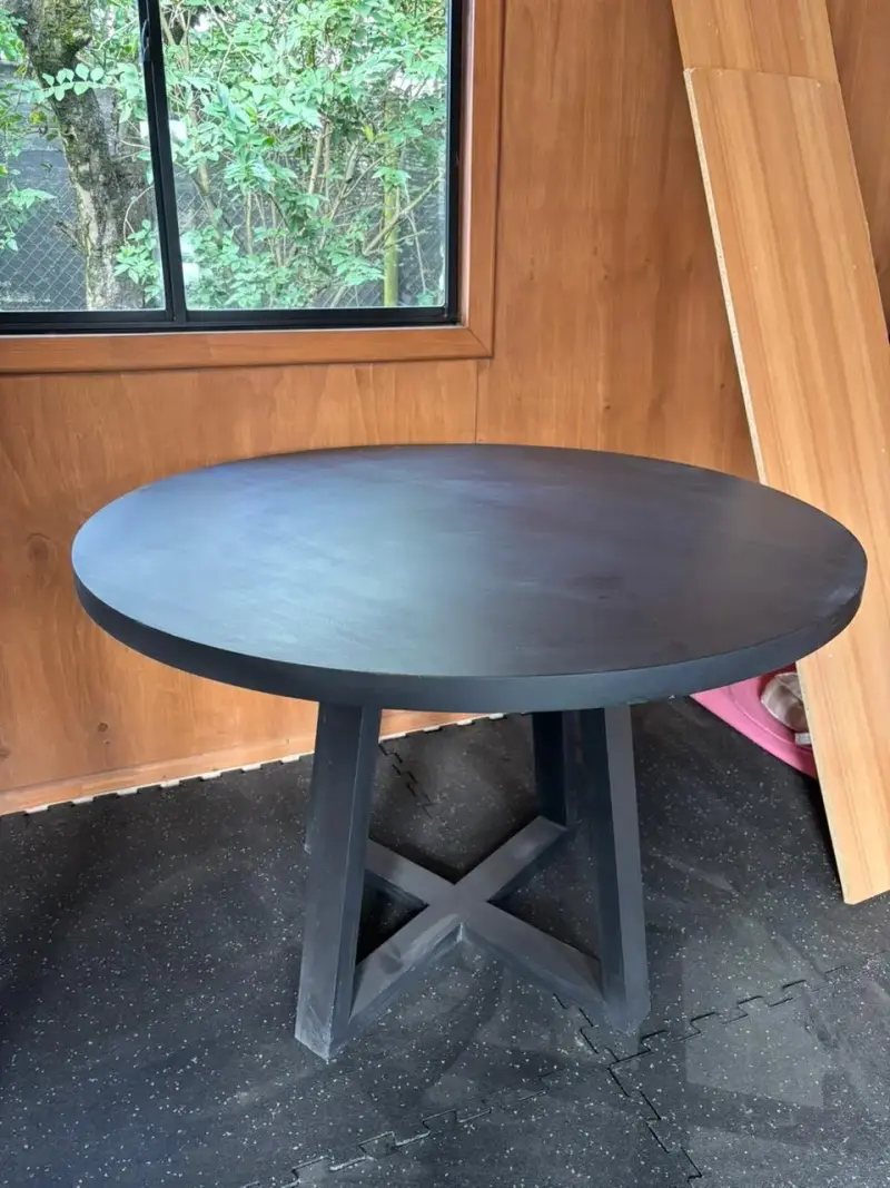 Mesa redonda de madera negra