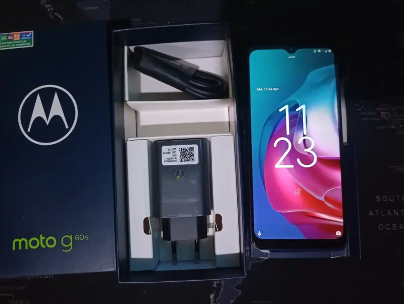 Smartphone Motorola Moto G60s con cargador - 1
