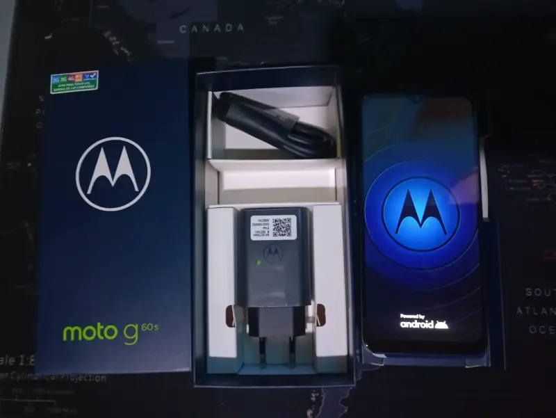 Smartphone Motorola Moto G60s con cargador - 2