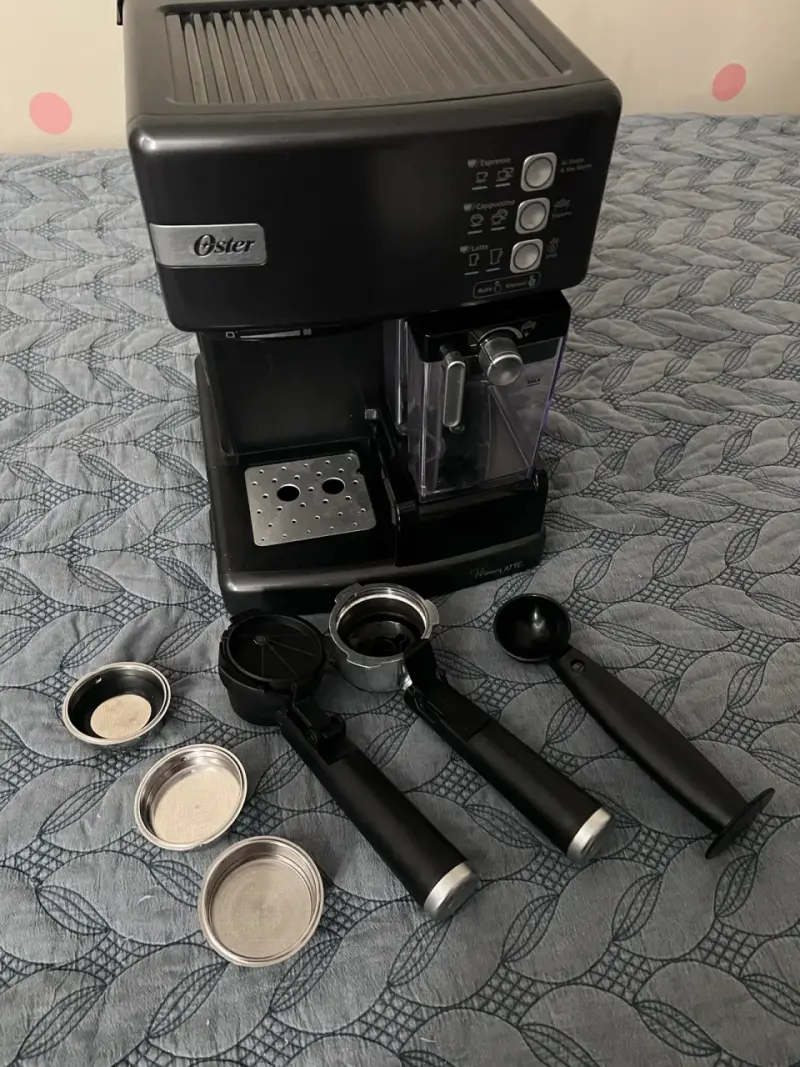 Cafetera Espresso Oster PrimaLatte con Accesorios - 1