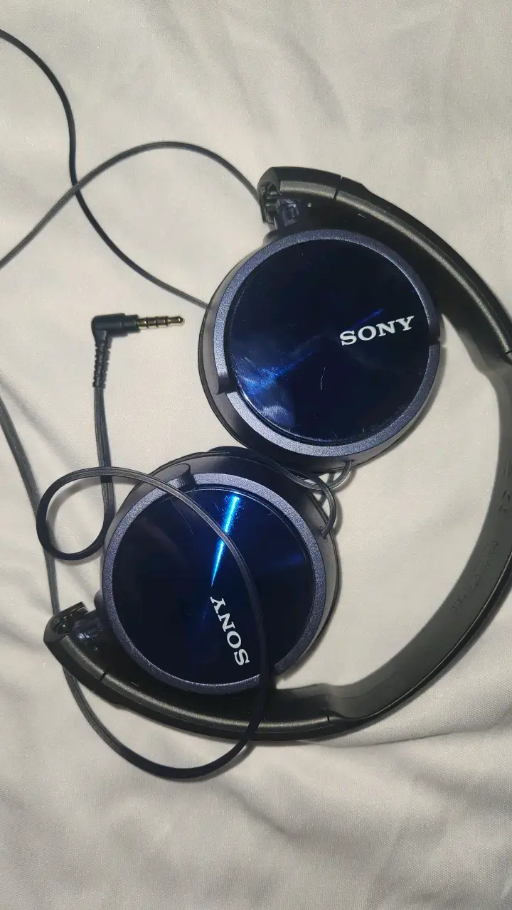Audífonos Sony con cable auxiliar - 1