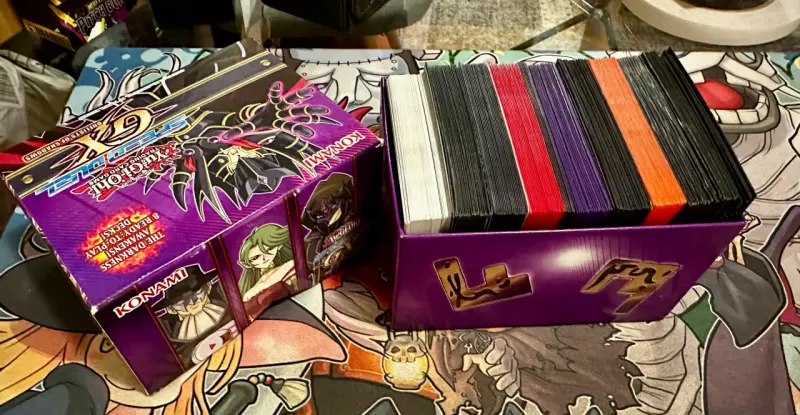 Caja de cartas Yu-Gi-Oh! GX con 8 mazos