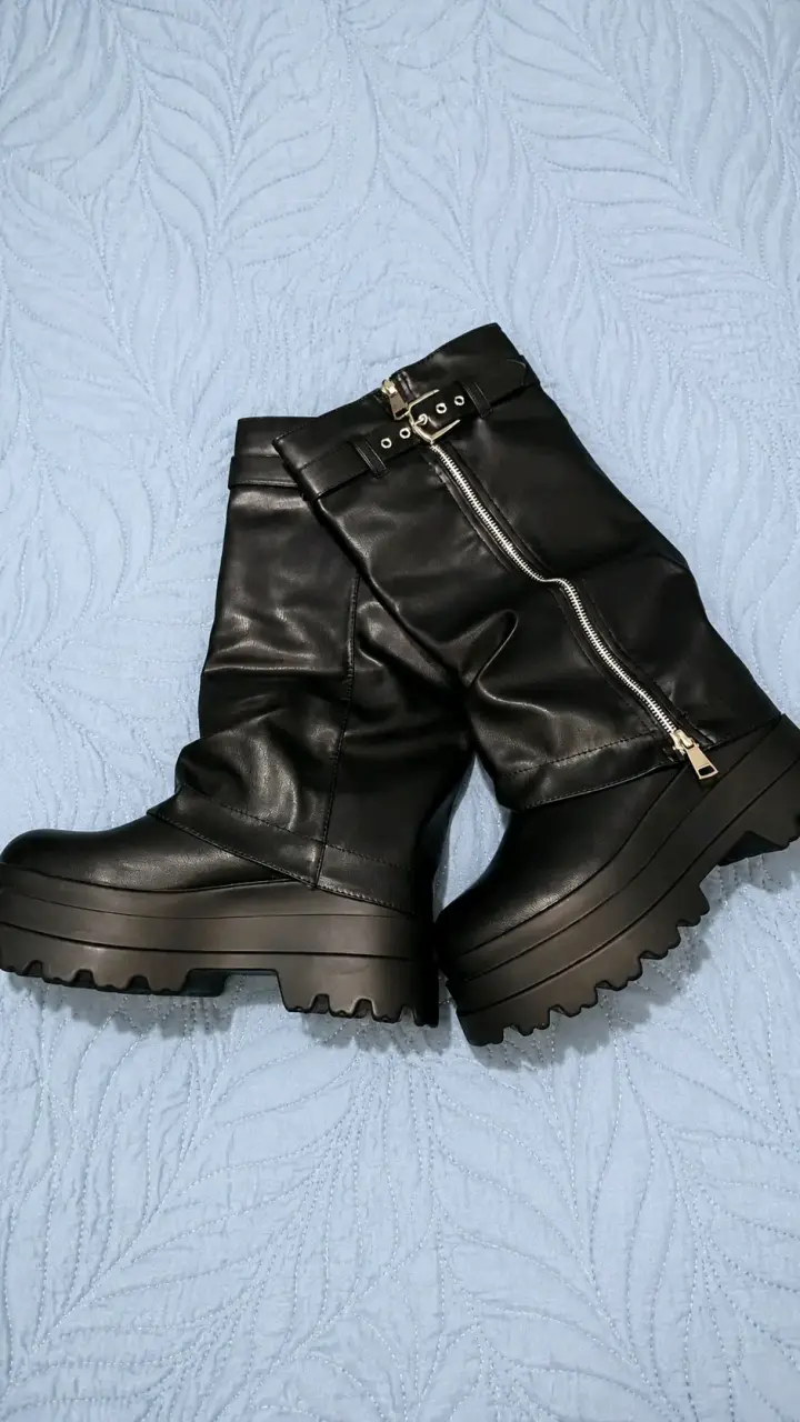 Botas negras de cuero con plataforma y cierre - 2