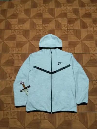 Polerón Nike tech gris con capucha y cierre - miniatura 1
