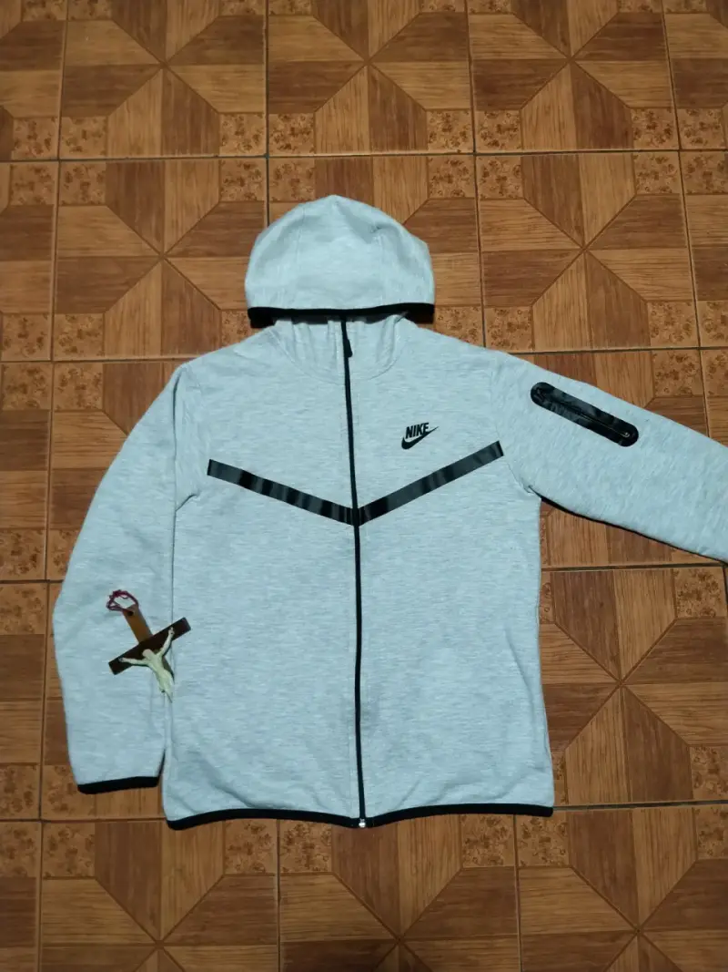 Polerón Nike tech gris con capucha y cierre - 2
