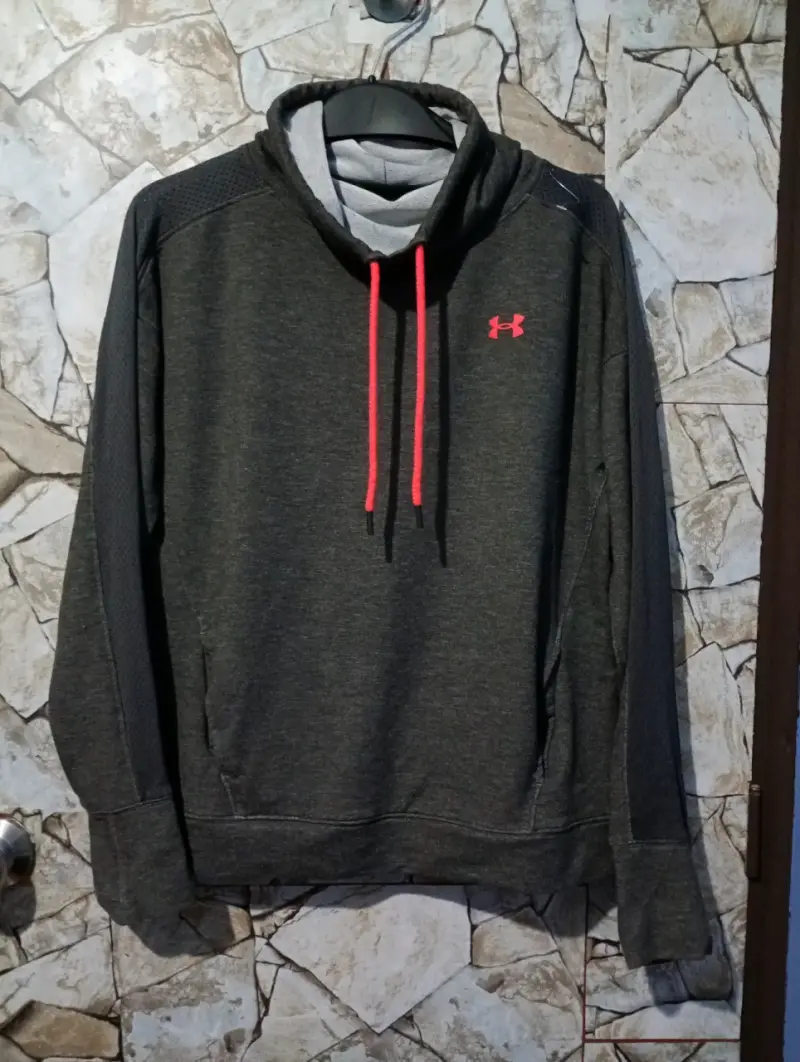 Polerón deportivo gris con capucha Under Armour