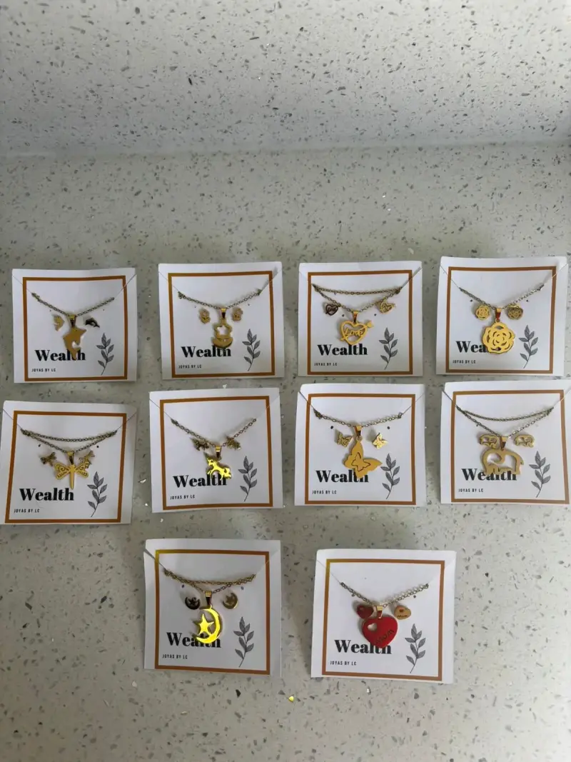 Conjunto de joyería dorada con dijes variados - 1