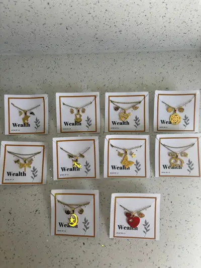 Conjunto de joyería dorada con dijes variados - miniatura 1