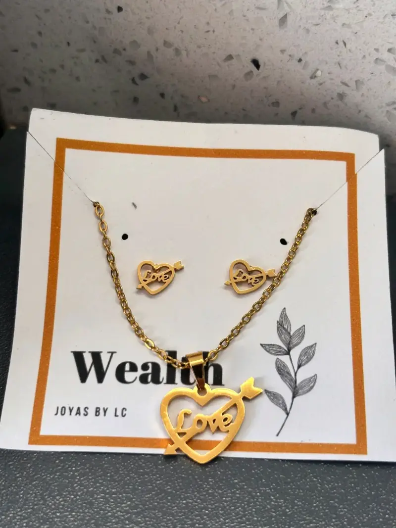 Conjunto de joyería dorada con dijes variados - 2