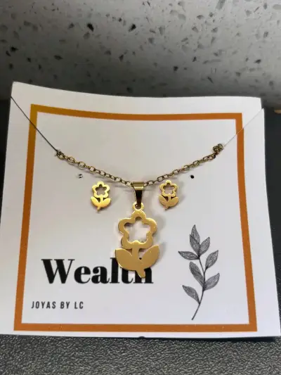 Conjunto de joyería dorada con dijes variados - miniatura 4