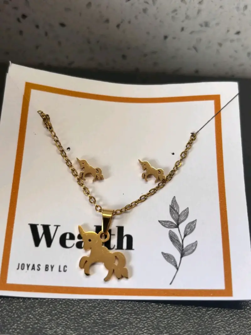 Conjunto de joyería dorada con dijes variados - 5